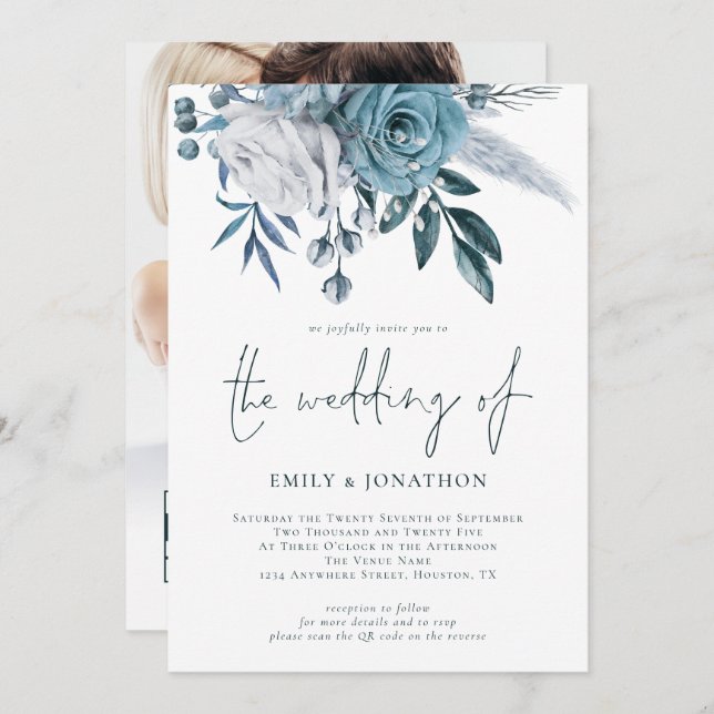 Dusty Blue Florals Foto QR Code Wedding Einladung (Vorne/Hinten)
