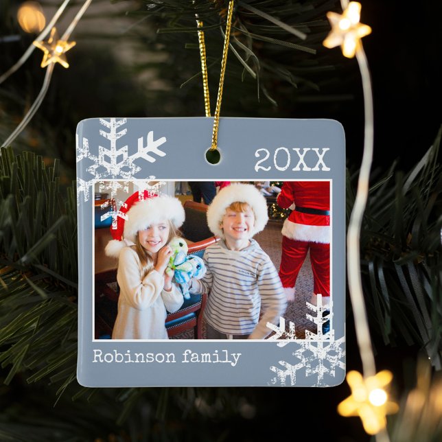 Dusty Blue Foto Border White Snowflakes Holiday Keramikornament (Rustic snowflake family holiday keepsake photo ornament perfect for gifts to bring joy to others.)