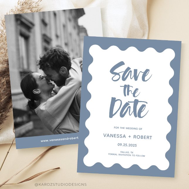 Dusty Blue Foto Script speichern das Datum Einladung (Modern Wedding Save The Date, in dusty blue + white, black + white photo and scrips with wavy frame.)