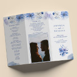 Dusty Blue & Gold Glitzer Trifold Wedding Program Flyer<br><div class="desc">Feiern Sie Ihre Liebe mit diesem bezaubernden Dusty Blue & Gold Glitzer Elegant Floral Rustic Trifold Wedding Program Flyer! Dieses exquisite Design besticht durch delikate staubblaue Aquarellfarben und eine Touch rustikalen Glitzer, die eine raffinierte und charmante Kulisse für Ihr Hochzeitsprogramm schaffen. Personalisieren Sie die Front mit Ihren Namen, Hochzeitsdatum, und...</div>