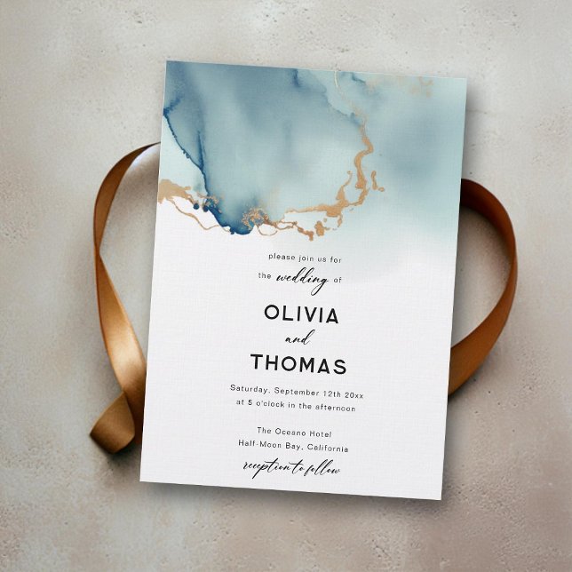 Dusty Blue Gold Moderne Romantic Chic Beach Hochze Einladung (dusty blue beach wedding invitation god wave modern bohemian romantic calligraphy elegant classy)