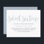Dusty Blue Hübsch Calligraphy Sweet 16 Einladung<br><div class="desc">Feiern Sie die Eltern mit dieser anpassbaren, süßen 16 Party Einladung, die den Satz "Geburtstagsparty" in spielerischer, skurriler Schrift enthält. Ideal für traditionelle oder moderne Themen. Personalisieren Sie diese durch Hinzufügen von Namen, Datum, Adresse und anderen Details. Ob Sie einen Brunch, eine Ansammlung im Hinterhof oder ein gemütliches Hallenfest veranstalten,...</div>