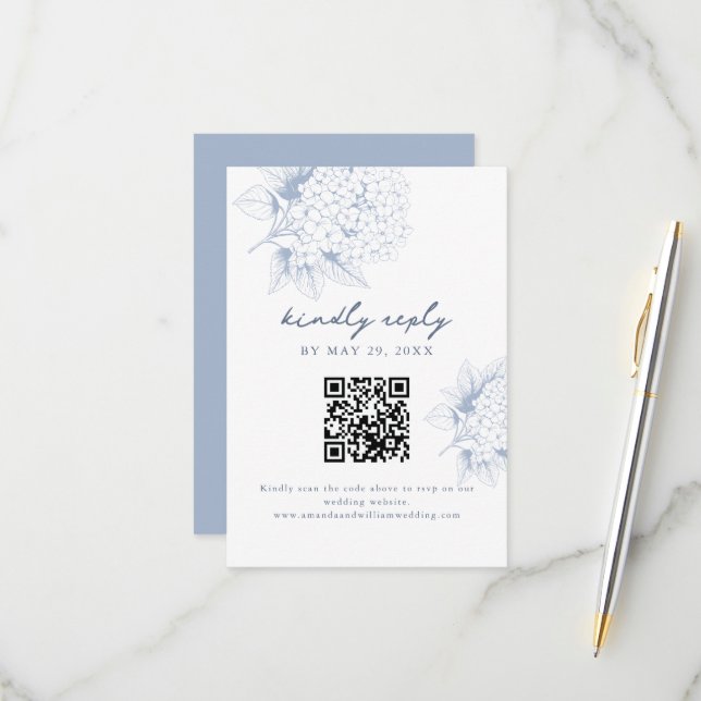 Dusty Blue Hydrangea QR Code RSVP Card (Devant/Arrière en situation)