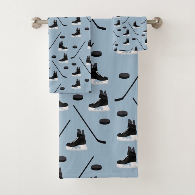 Dusty Blue Ice Hockey Stick, Skate & Puck Pattern Badhandtuch Set (Insitu)