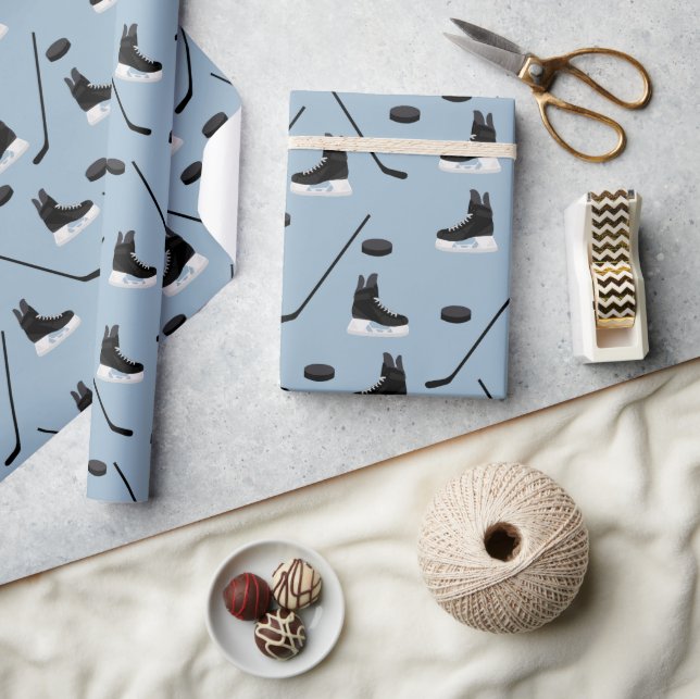 Dusty Blue Ice Hockey Stick, Skates & Puck Pattern Geschenkpapier (Kunsthandwerk)