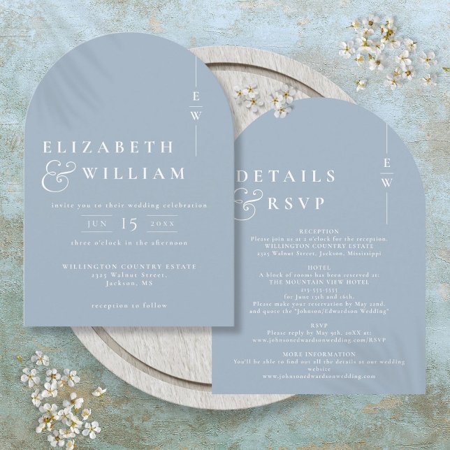 Dusty Blue in einem modernen Monogramm-Hochzeitsbo Einladung (Dusty Blue All In One Modern Monogram Wedding Arch Invitation)