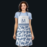 Dusty Blue Individuelle Name & Monogram Cow Muster Schürze<br><div class="desc">Dusty Blue Individuelle Name & Monogram Niedlich Cow Pattern Schürze, fügen Sie einfach Ihren eigenen Familiennamen oder Text und Anfangsbuchstaben. Ein farbeditierbares Design, alle Elemente können auf jede gewünschte Farbe geändert werden, indem Sie auf diese Vorlage personalisieren klicken und am unteren Rand des Textzeichens weiter anpassen. Chic Retro-Stil Allover Print-Schürze,...</div>