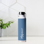 Dusty-Blue-individuelle Name-Skript Trinkflasche<br><div class="desc">Dusty blauer Hintergrund. Personalisieren Sie Ihren Namen und fügen Sie ihn hinzu. Weißes handgeschriebenes Stilskript.</div>