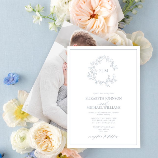 Dusty Blue Leafy Wappen Monogram Foto Wedding Einladung (Von Creator hochgeladen)