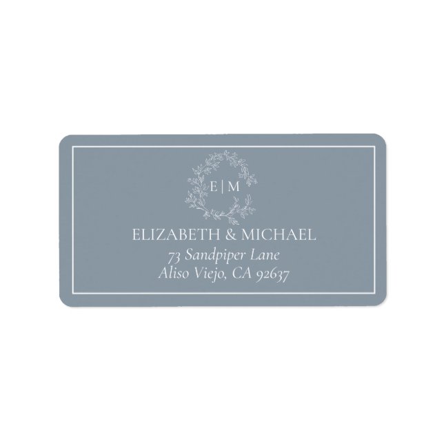 Dusty Blue Leafy Wappen Monogram Wedding Address Adressaufkleber (Vorne)