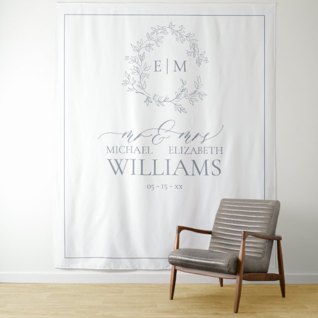 Dusty Blue Leafy Wappen Monogram Wedding Foto Wandteppich (Beispiel)