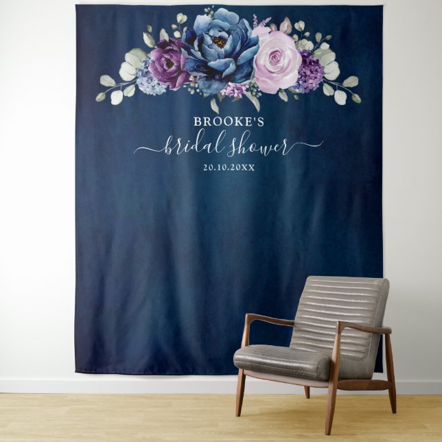 Dusty Blue Lila Navy Lilac Blooms Brautparty Wandteppich (Beispiel)