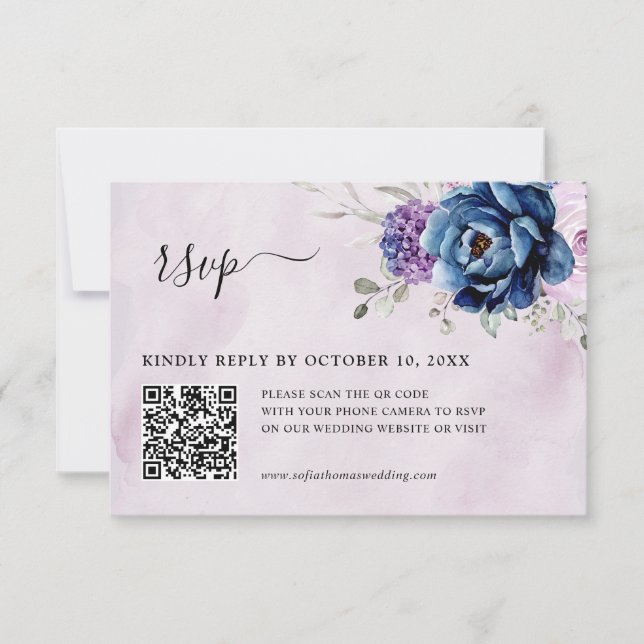 Dusty Blue Lila Navy Lilac Blooms Wedding QR RSVP Karte (Vorderseite)