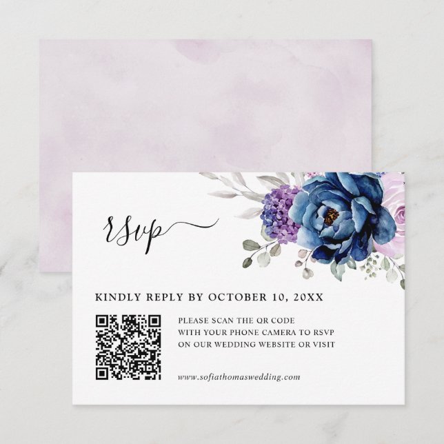 Dusty Blue Lila Navy Lilac Blooms Wedding QR RSVP Karte (Vorne/Hinten)