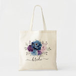 Dusty Blue Lila Navy Lilac Blooms Wedding Tragetasche<br><div class="desc">Elegant staubblauer Lila lila Lavendel Blumen-Thema Hochzeitsbrauenturte Tasche mit elegantem Bouquet von staubblauen,  Marine,  lila,  lila Farbe Rose Buds und sage grün eucalyptus Blätter. Bitte kontaktieren Sie mich für Hilfe bei der Anpassung oder wenn Sie ein anderes Produkt mit diesem Design benötigen.</div>