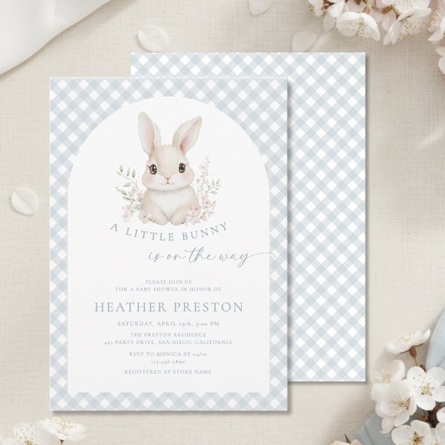 Dusty Blue Little Bunny Gingham Arch Baby Shower Einladung (Von Creator hochgeladen)