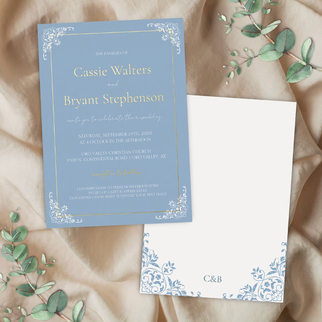 Dusty Blue Minimal Elegantes Altes Geld Hochzeit Folieneinladung (Elegant dusty blue and white with wedding invitation with gold foil and romantic decorative border)