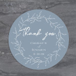 Dusty Blue Minimal Leaf Wedding Vielen Dank Runder Aufkleber<br><div class="desc">Dieses dustig blaue Minimalblatt Hochzeit dank klassischem Rundaufkleber Design perfekt verkörpert eine moderne romantische Ästhetik. Mit einer klassischen Mischung aus staubblauem Hintergrund mit minimalen weißen Blattmustern, die durch ein einfaches Kalligraphieskript ergänzt wird, das mit einem dezenten Serif-Schriftart gepaart ist. Das Ergebnis ist ein perfekt gepflegtes Ambiente für Ihre Hochzeit, wobei...</div>