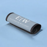 Dusty Blue Minimalistisch Modern Monogram Elegant Gepräckgriffwickel<br><div class="desc">Einführen in unsere Dusty Blue Minimalistisch Modern Monogram Elegant Collection: Erhöhen Sie Ihren Stil mit schlichter Eleganz und zeitlosem Charme. Unsere Kollektion präsentiert minimalistische Designs in einer beruhigenden, staubblauen Farbe, die durch elegante Monogramme nach Ihrem Geschmack ergänzt wird. Von der edlen Schreibwaren bis hin zum vielseitigen Zubehör - jedes Stück...</div>