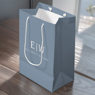 Dusty Blue Minimalistisch Modern Monogram Elegant Mittlere Geschenktüte