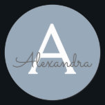 Dusty Blue Minimalistisch Modern Monogram Elegant Runder Aufkleber<br><div class="desc">Einführen in unsere Dusty Blue Minimalistisch Modern Monogram Elegant Collection: Erhöhen Sie Ihren Stil mit schlichter Eleganz und zeitlosem Charme. Unsere Kollektion präsentiert minimalistische Designs in einer beruhigenden, staubblauen Farbe, die durch elegante Monogramme nach Ihrem Geschmack ergänzt wird. Von der edlen Schreibwaren bis hin zum vielseitigen Zubehör - jedes Stück...</div>