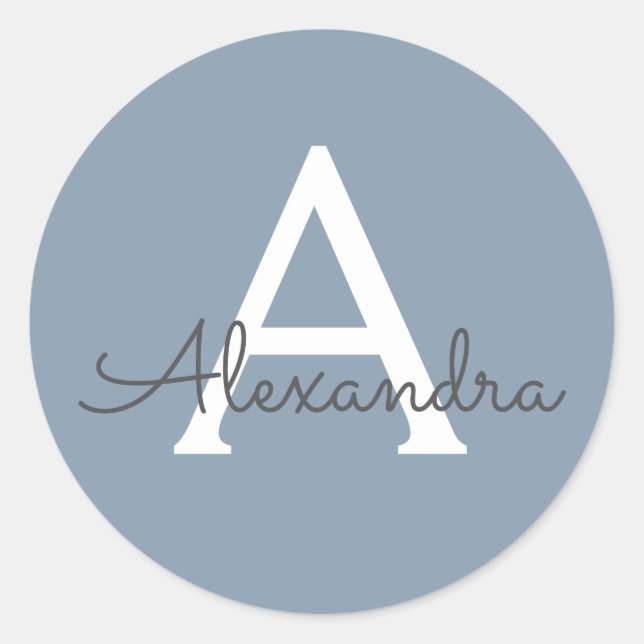 Dusty Blue Minimalistisch Modern Monogram Elegant Runder Aufkleber (Vorderseite)
