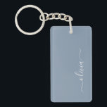 Dusty Blue Minimalistisch Modern Monogram Elegant Schlüsselanhänger<br><div class="desc">Einführen in unsere Dusty Blue Minimalistisch Modern Monogram Elegant Collection: Erhöhen Sie Ihren Stil mit schlichter Eleganz und zeitlosem Charme. Unsere Kollektion präsentiert minimalistische Designs in einer beruhigenden, staubblauen Farbe, die durch elegante Monogramme nach Ihrem Geschmack ergänzt wird. Von der edlen Schreibwaren bis hin zum vielseitigen Zubehör - jedes Stück...</div>