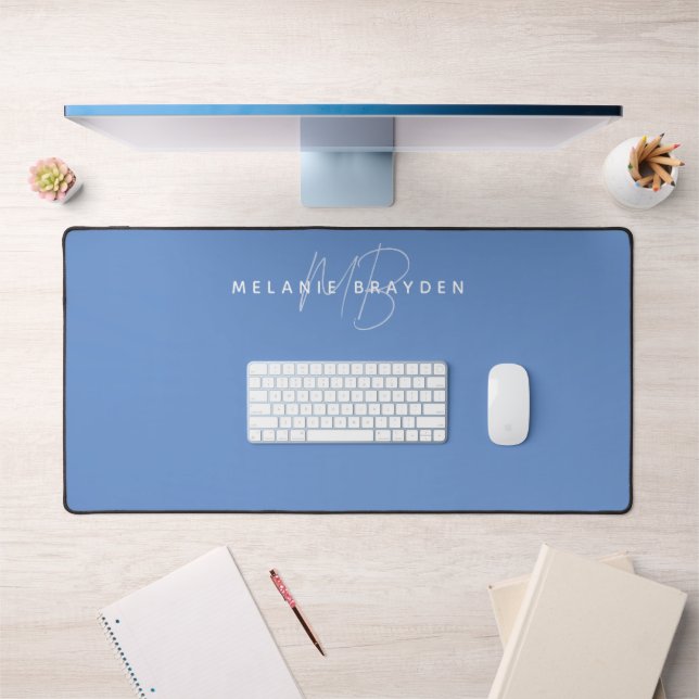 Dusty Blue Minimalistisch Monogram Schreibtischunterlage (Büro 1)