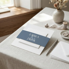 Dusty Blue Minimalistisch Serif Monogram Hochzeit Einladungsbanderole