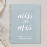 Dusty Blue Miss an Mrs Wedding Planner Planer<br><div class="desc">Ein maßgeschneidertes Hochzeitsplaner-Notizbuch mit "Miss to Mrs." modernem Handskriptdesign auf staubblauem Hintergrund.</div>