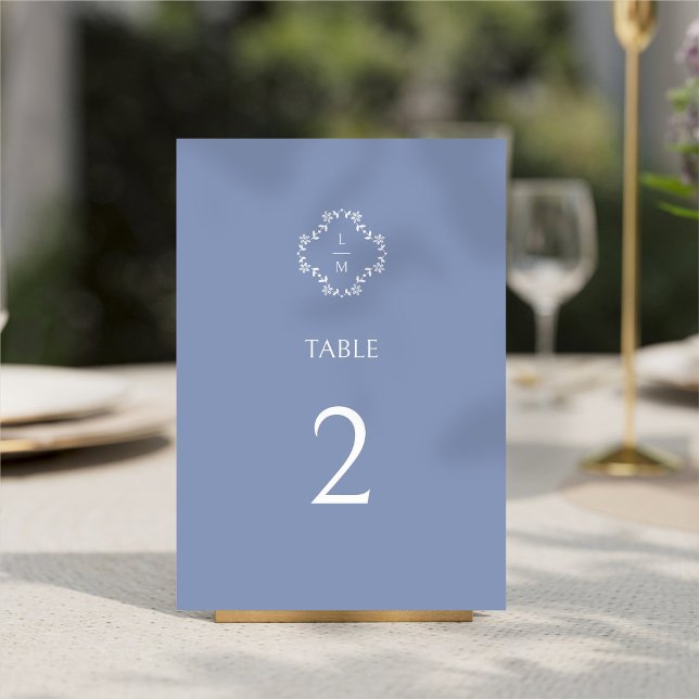 Dusty Blue Modern Floral Monogram Wedding Tischnummer (Von Creator hochgeladen)