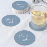 Dusty Blue | Moderne handgeschriebene Hochzeit Runder Pappuntersetzer<br><div class="desc">Entworfen,  um unsere modernen handgeschriebenen Skripteinladungen zu erfüllen. Ein wunderschönes typografisches Design mit minimalistischem Ambiente,  mit Ihren Namen in modernen handgeschriebenen Schriften. Farbe: Dusty Blue,  ein abgestuftes Medium blau.</div>