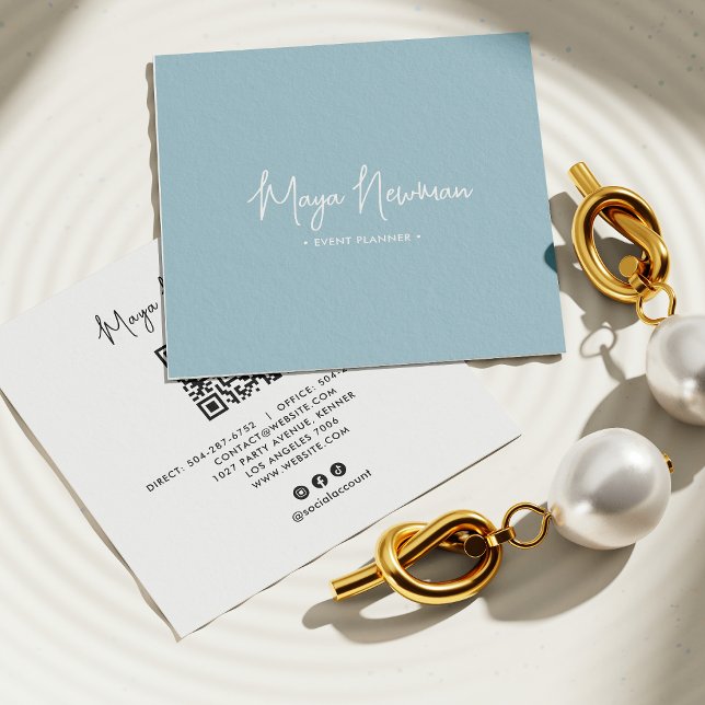 DUSTY BLUE Moderner CHIC Minimal QR Code Quadratische Visitenkarte (Von Creator hochgeladen)