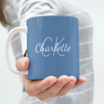 Dusty blue monogram initials name kaffeetasse<br><div class="desc">Ein staubblauer Hintergrund. Personalisieren und fügen Sie Ihre Vornamen und Monogramm-Initialen hinzu.</div>