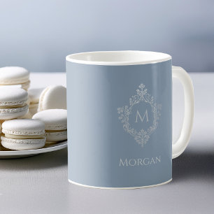 Dusty Blue Monogram Name Elegantes Vintages Wappen Kaffeetasse