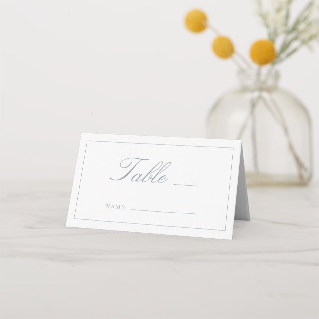 Dusty Blue Monogram Script Wedding Tischnummer Platzkarte (Vorderseite)