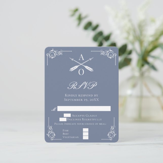 Dusty Blue Monogram und Arrows Wedding RSVP Card Karte (Stehend Vorderseite)