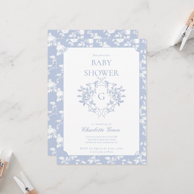 Dusty Blue Monogram Wappen Baby Shower Einladung (Vorderseite/Rückseite Beispiel)
