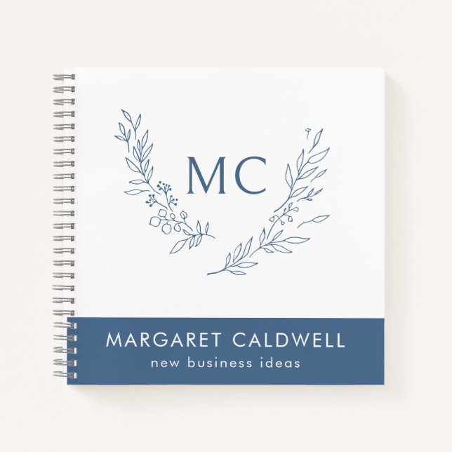Dusty Blue Monogram Wreath Business Notizbuch (Vorderseite)