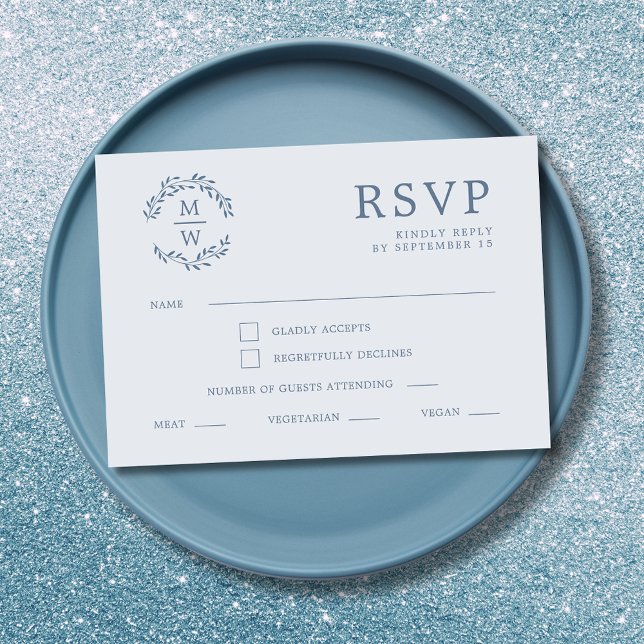 Dusty Blue Monogram Wreath Wedding RSVP Karte (Dusty Blue Monogram Wreath Wedding RSVP Card)