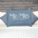 Dusty Blue Mr & Mrs Newlywed Couple Wedding Dekokissen<br><div class="desc">Feiern Sie Ihre heilige Ehe mit diesem niedlichen Hochzeitskissen für frisch verheiratete Paare. Passen Sie es an,  indem Sie Ihren Nachnamen / Nachnamen und das Hochzeitstag Jahr. Dusty Blau mit weißem,  elegantem Schriftart. Ideal für ein Brautparty oder Jubiläum / Hochzeitsgeschenk für einen Ehemann und eine Ehefrau.</div>