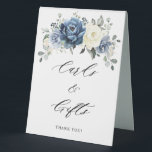 Dusty Blue Navy Elfenbeinblumenkarten und Geschenk Tischaufsteller<br><div class="desc">Blütenblaue Hochzeitskarten und Geschenkschild mit elegantem Bouquet aus Marineblau,  Königsblau ,  Weiß ,  Gold,  Champagnerelfenbein,  Rose in Rosa,  ranunculus Blume Knospen und Salbeigrün Eukalyptus-Blätter und elegantem Aquarellbouquet. Bitte kontaktieren Sie mich für Hilfe bei der Anpassung oder wenn Sie ein anderes Produkt mit diesem Design benötigen.</div>