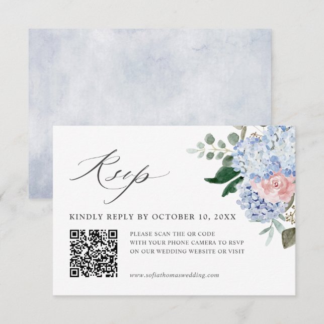 Dusty Blue Pastel Pink Hydrangea Floral Wedding QR RSVP Karte (Vorne/Hinten)