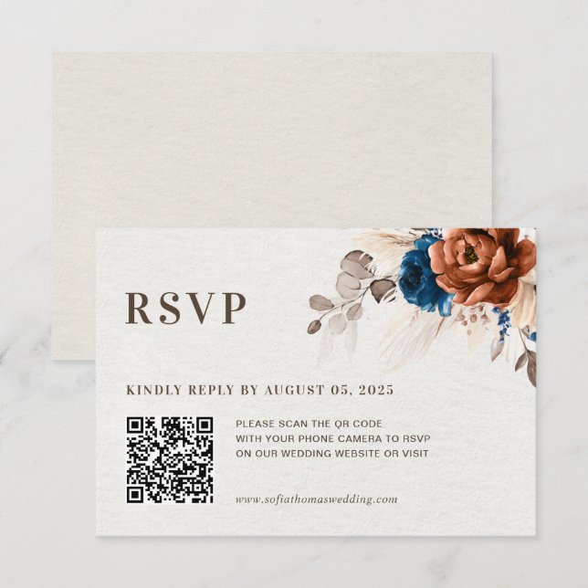 Dusty Blue Pastel Pink Hydrangea Floral Wedding QR RSVP Karte (Vorne/Hinten)