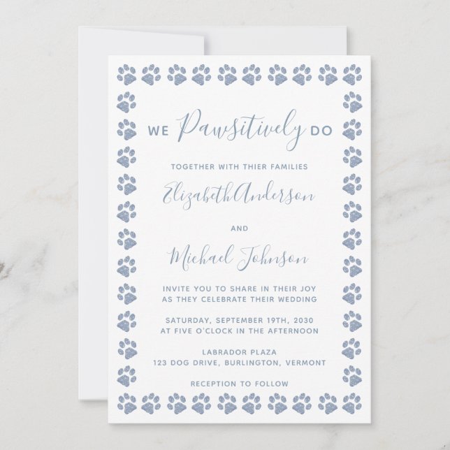 Dusty Blue Paw Prints Hochzeitseinladung Einladung (Vorderseite)