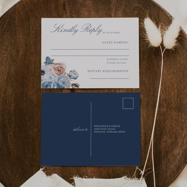 Dusty Blue & Peach Floral Wedding RSVP Postkarte (Von Creator hochgeladen)