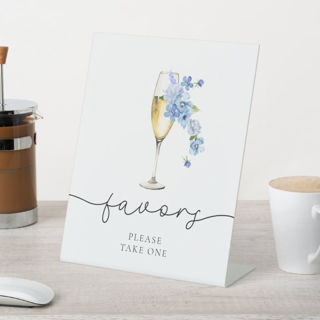 Dusty Blue Petals & Prosecco Brautparty Favoriten Sockelschild (In SItu)