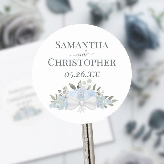 Dusty Blue Rose & Blossoms Bouquet Simple Wedding Runder Aufkleber (Von Creator hochgeladen)