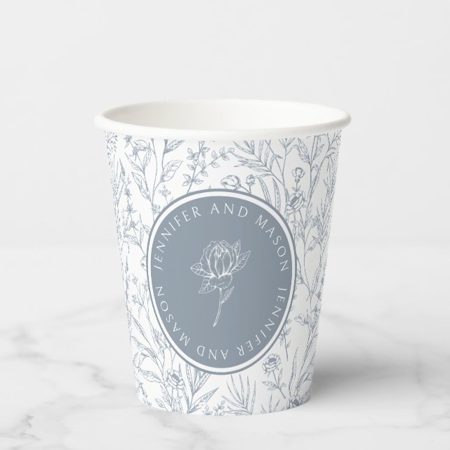 Dusty Blue Rose Monogramm Hochzeitspapier Tassen Pappbecher (Vorderseite)