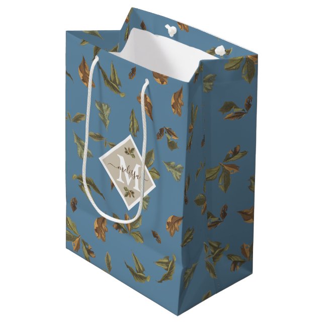 Dusty Blue Rustic Brown Blätter Mit Monogramm Mittlere Geschenktüte (Vorderseite Schrägansicht)